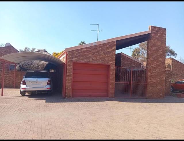3 BEDROOM TOWNHOUSE FOR SALE IN VANDERBIJLPARK CW 3